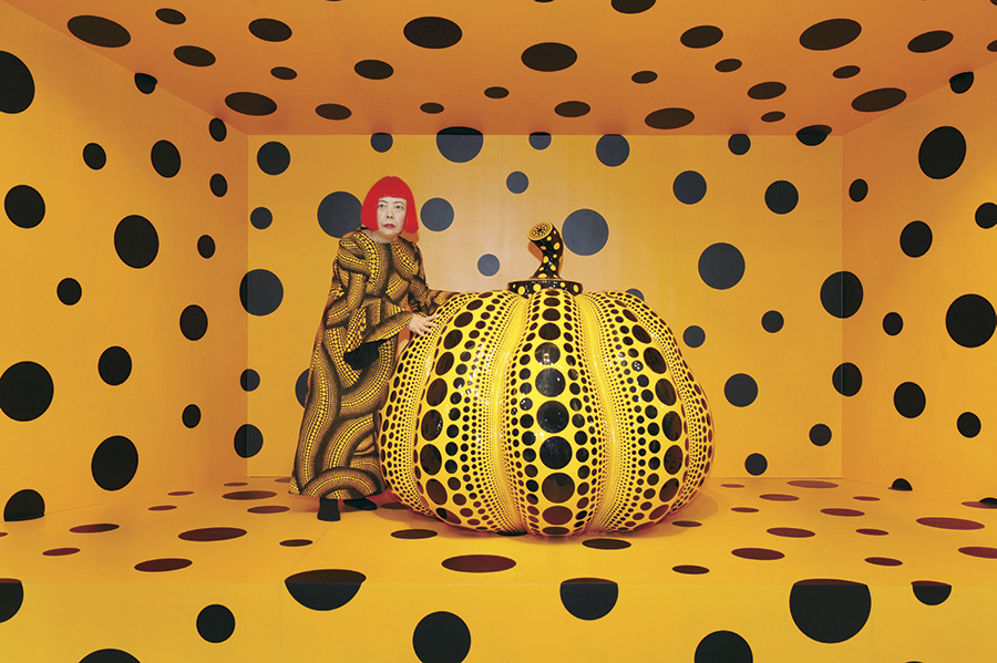 草間彌生與《PUMPKIN》（2010），黃色圓點南瓜裝置